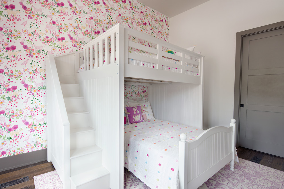 Esempio di una cameretta per bambini da 4 a 10 anni classica di medie dimensioni con pareti bianche, parquet scuro e pavimento marrone