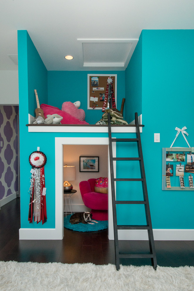 オースティンにあるトランジショナルスタイルのおしゃれな子供部屋 (青い壁、濃色無垢フローリング、ティーン向け、ロフトベッド) の写真