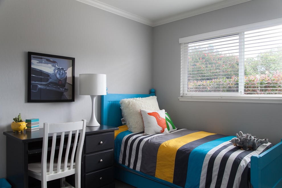Idee per una cameretta per bambini chic con pareti beige, parquet chiaro e pavimento grigio