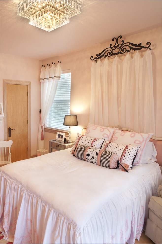 Inredning av ett klassiskt mellanstort flickrum kombinerat med sovrum och för 4-10-åringar, med rosa väggar och ljust trägolv
