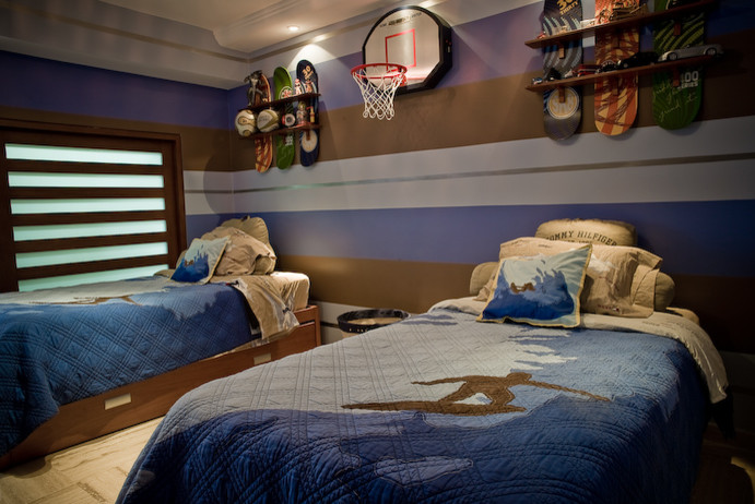 Ejemplo de dormitorio juvenil rústico con paredes marrones, suelo de baldosas de cerámica y suelo beige