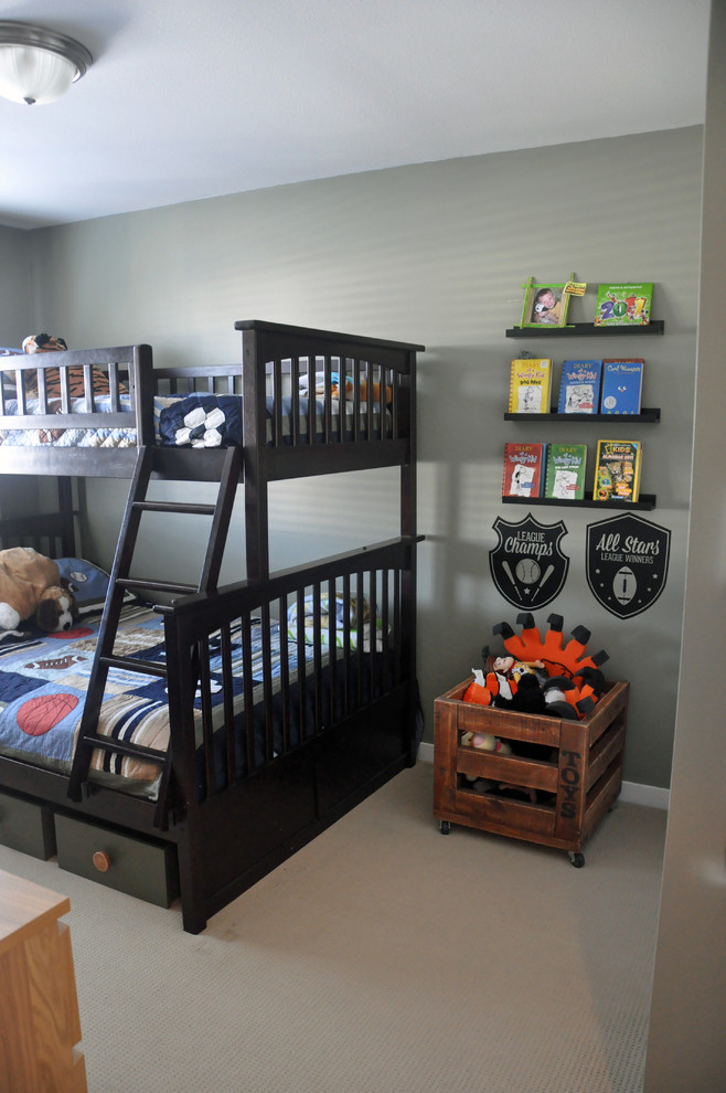 Design ideas for a small classic children’s room for boys in Vancouver with grey walls.