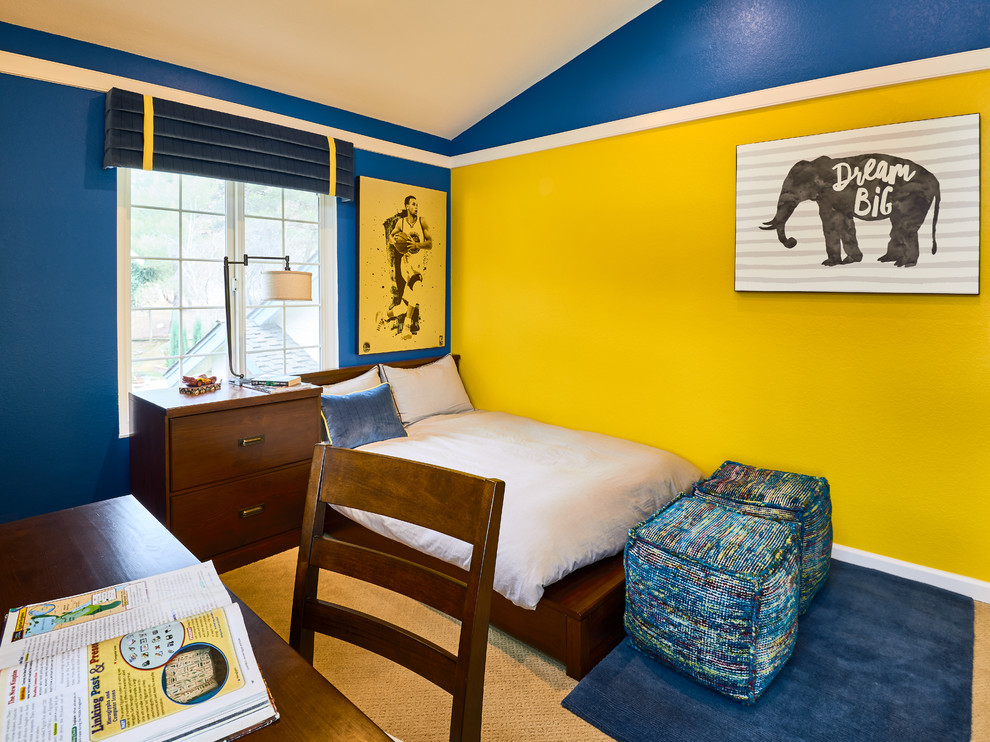 Idee per una cameretta per bambini chic di medie dimensioni con pareti multicolore, moquette e pavimento giallo