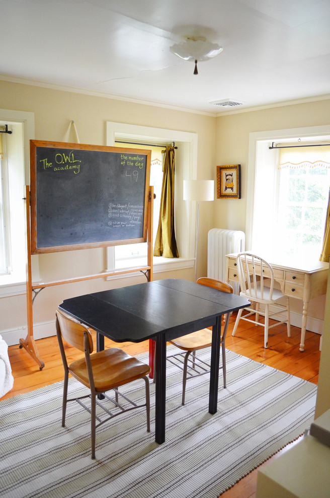 Neutrales Landhausstil Kinderzimmer mit Arbeitsecke, beiger Wandfarbe und braunem Holzboden in Philadelphia