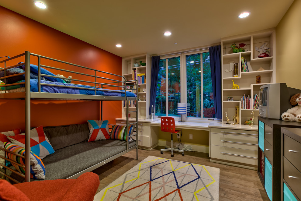 Idéer för ett modernt pojkrum kombinerat med sovrum, med mörkt trägolv och flerfärgade väggar