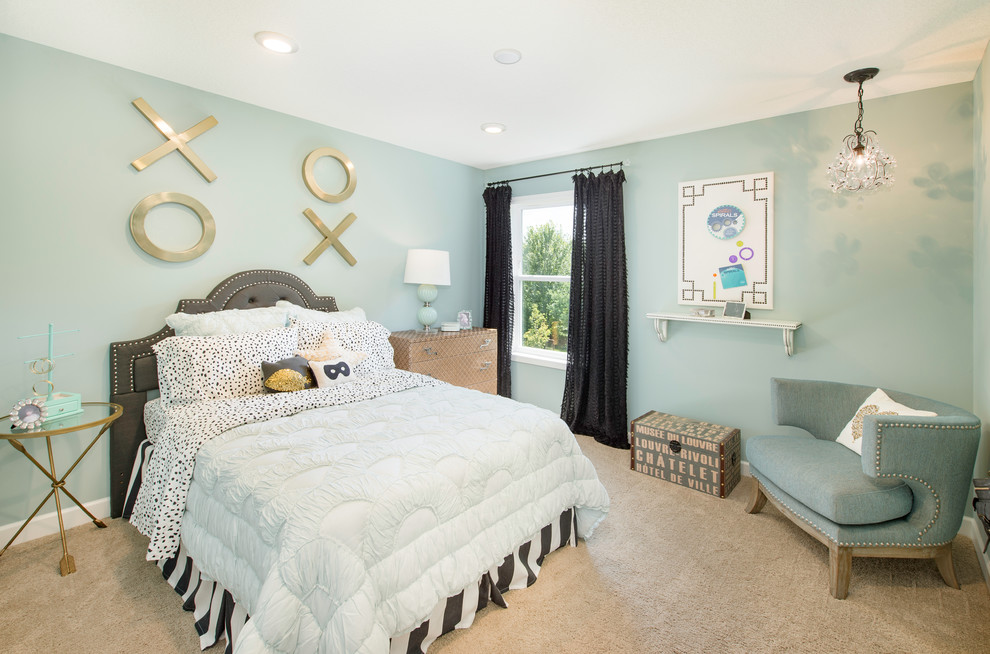 ミネアポリスにあるトランジショナルスタイルのおしゃれな子供部屋 (青い壁、カーペット敷き、ティーン向け、ベージュの床) の写真
