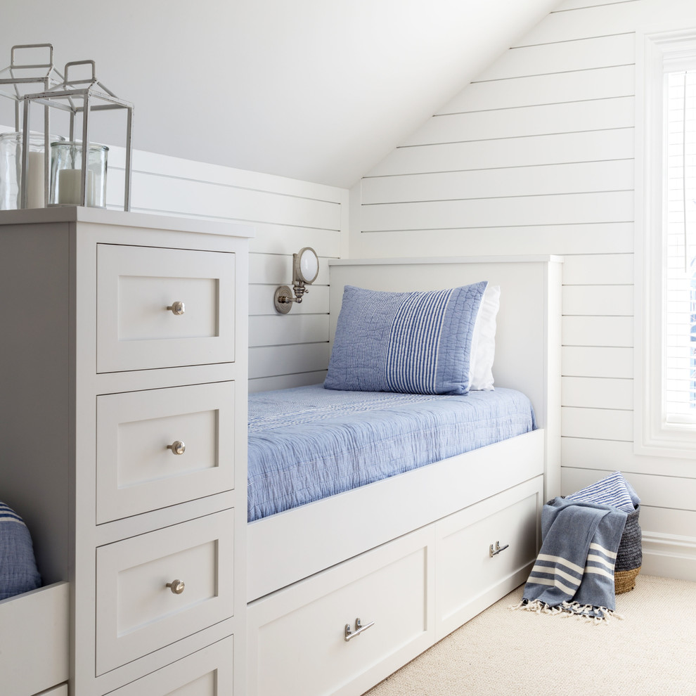 Imagen de dormitorio infantil de 4 a 10 años marinero con paredes blancas, moqueta y suelo beige