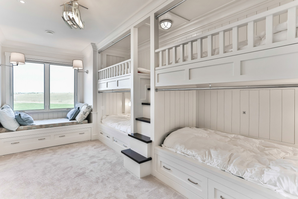 На фото: нейтральная детская в морском стиле с спальным местом, белыми стенами, ковровым покрытием и серым полом для ребенка от 4 до 10 лет