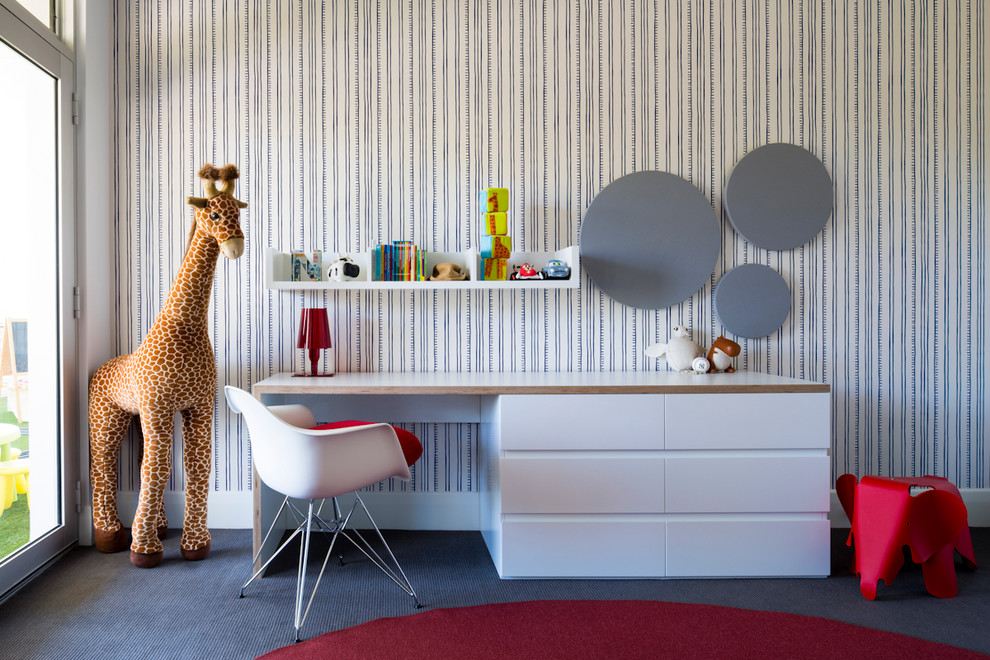 Cette image montre une chambre neutre de 4 à 10 ans design avec un bureau et moquette.