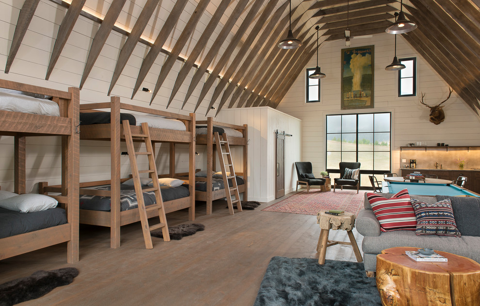 Ejemplo de dormitorio infantil de estilo de casa de campo extra grande con paredes blancas y suelo de madera oscura