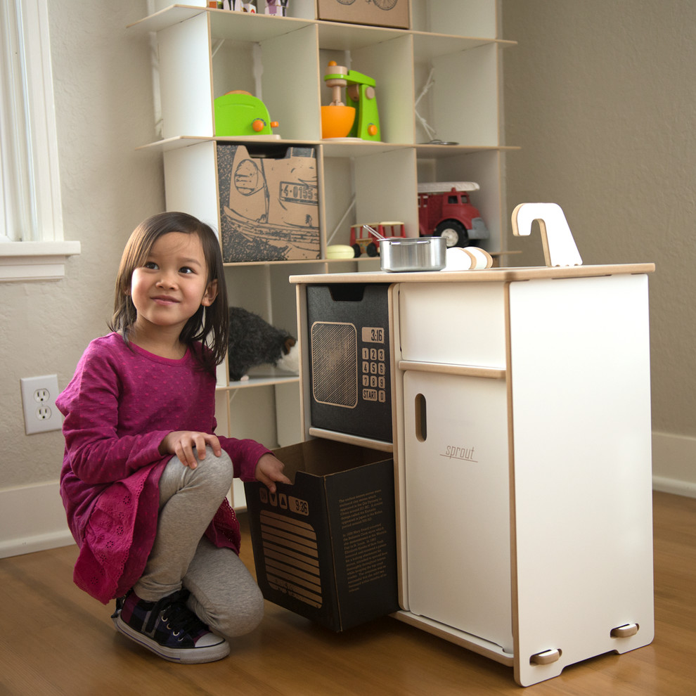 Immagine di una cameretta per bambini da 4 a 10 anni minimalista di medie dimensioni con pareti beige e pavimento in legno massello medio