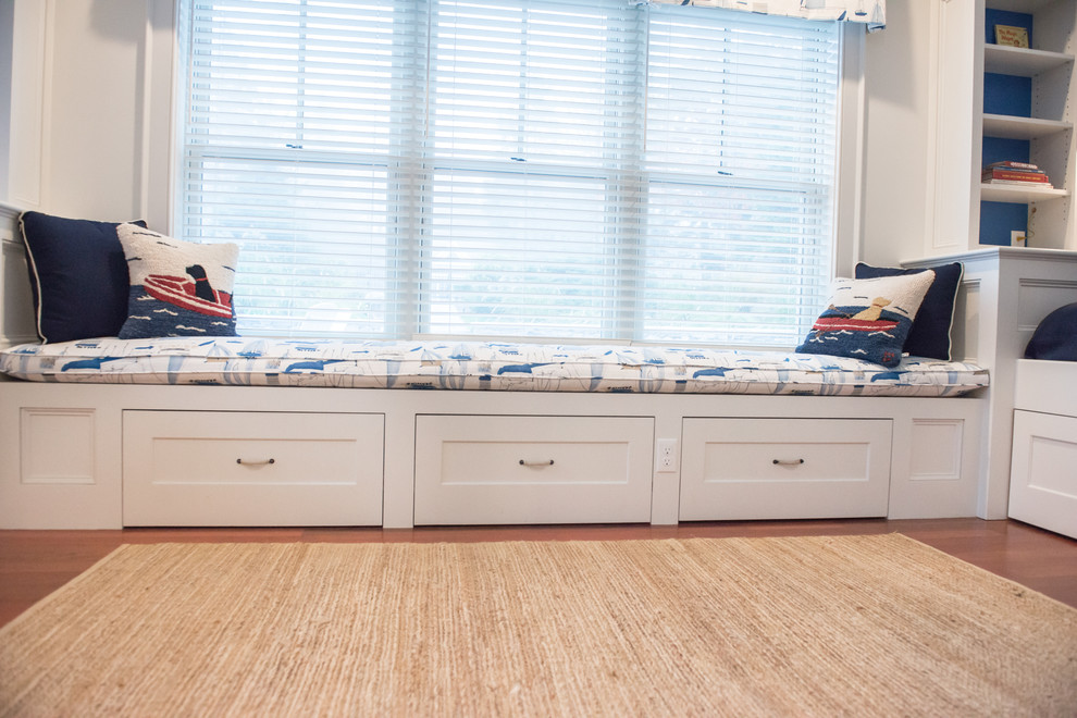 Diseño de dormitorio infantil de 4 a 10 años costero de tamaño medio con paredes blancas y suelo de madera en tonos medios