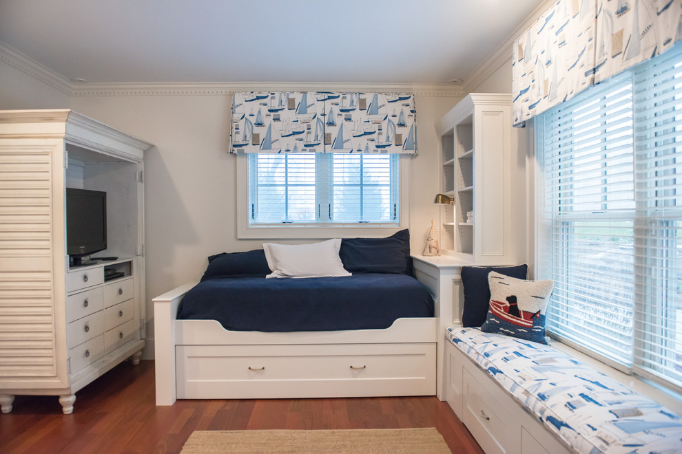 Mittelgroßes Maritimes Jungszimmer mit Schlafplatz, weißer Wandfarbe und braunem Holzboden in Portland Maine