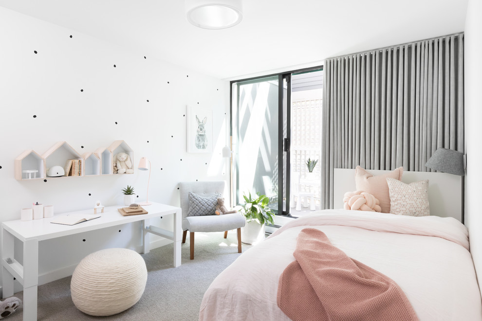 Bild på ett funkis barnrum kombinerat med sovrum, med vita väggar, heltäckningsmatta och grått golv