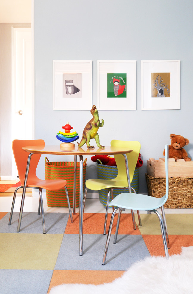 Exempel på ett mellanstort pojkrum kombinerat med sovrum och för 4-10-åringar, med blå väggar, heltäckningsmatta och flerfärgat golv