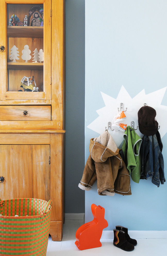 アルバカーキにある中くらいなトランジショナルスタイルのおしゃれな子供部屋 (青い壁、塗装フローリング、児童向け) の写真