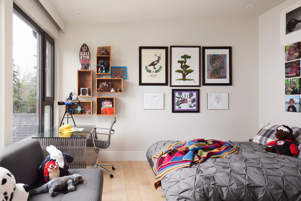Immagine di una cameretta per bambini contemporanea con pareti bianche, parquet chiaro e pavimento beige