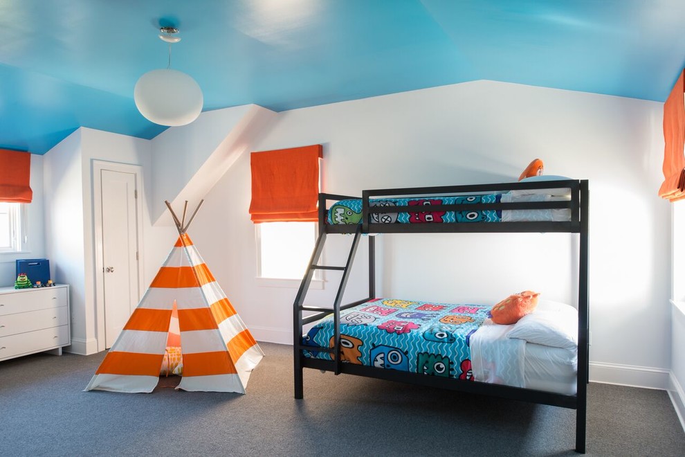 Foto på ett mellanstort vintage könsneutralt barnrum kombinerat med sovrum och för 4-10-åringar, med vita väggar, heltäckningsmatta och grått golv
