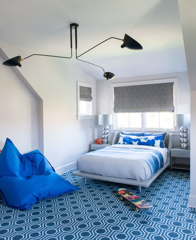 Imagen de dormitorio infantil tradicional renovado de tamaño medio con paredes beige, moqueta y suelo azul