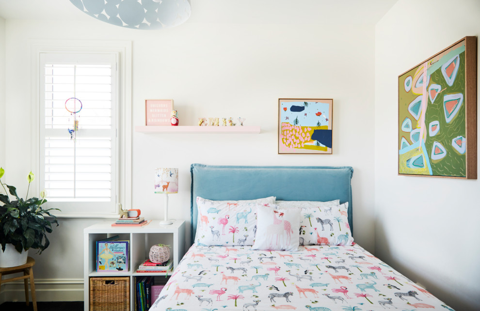 Modernes Mädchenzimmer mit Schlafplatz und weißer Wandfarbe in Melbourne