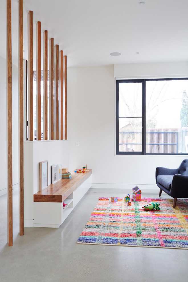 Neutrales Modernes Kinderzimmer mit Spielecke, weißer Wandfarbe und Betonboden in Melbourne
