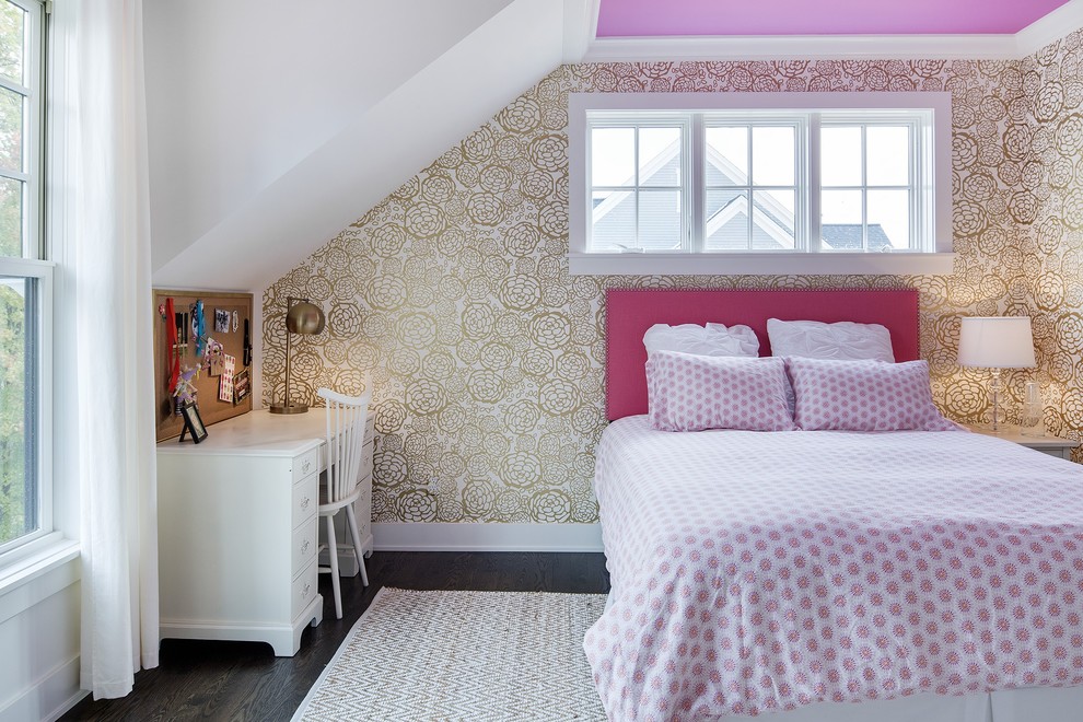 Foto de dormitorio infantil clásico renovado con paredes multicolor y suelo de madera oscura