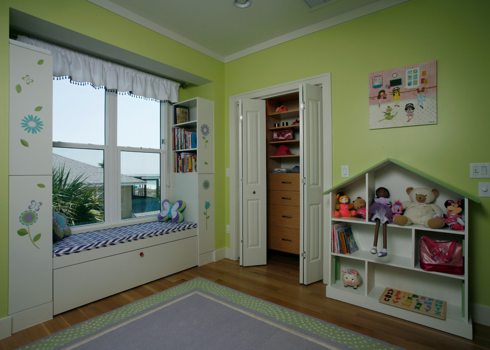 Свежая идея для дизайна: детская в классическом стиле с спальным местом, зелеными стенами и светлым паркетным полом для ребенка от 4 до 10 лет, девочки - отличное фото интерьера