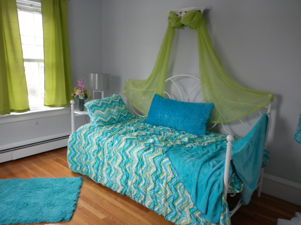 Kleines Modernes Kinderzimmer mit Schlafplatz, grauer Wandfarbe und braunem Holzboden in Providence