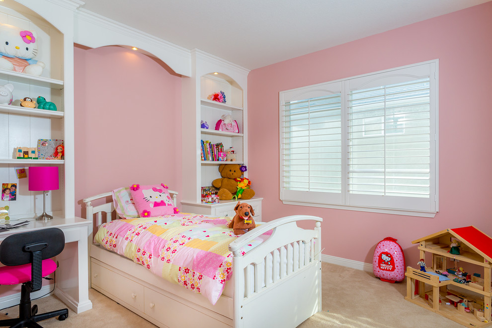Foto di una cameretta per bambini da 4 a 10 anni eclettica di medie dimensioni con pareti rosa e moquette