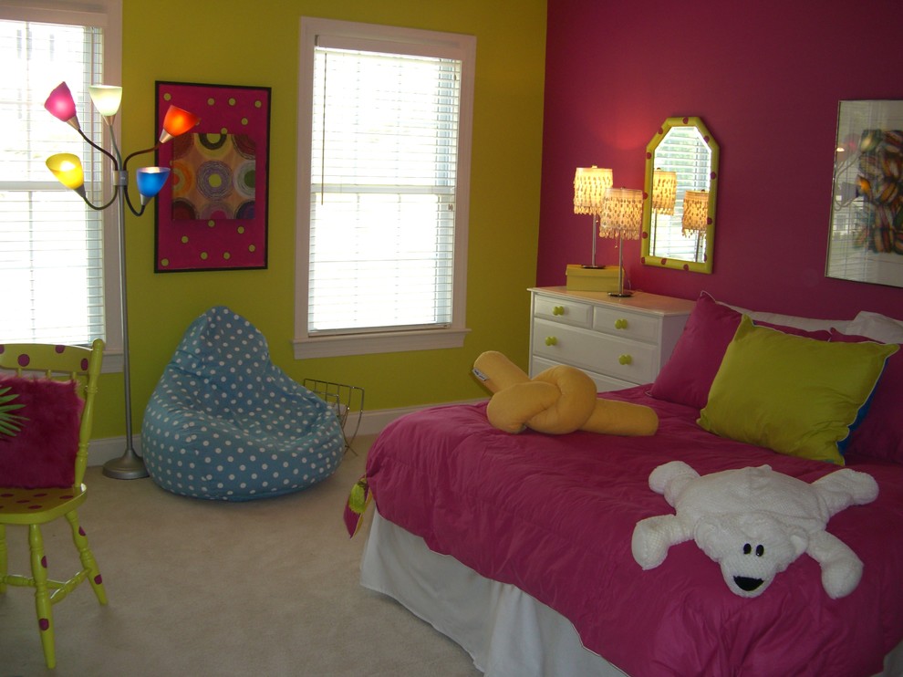 Пример оригинального дизайна: детская среднего размера в стиле неоклассика (современная классика) с спальным местом, разноцветными стенами и ковровым покрытием для ребенка от 4 до 10 лет, девочки