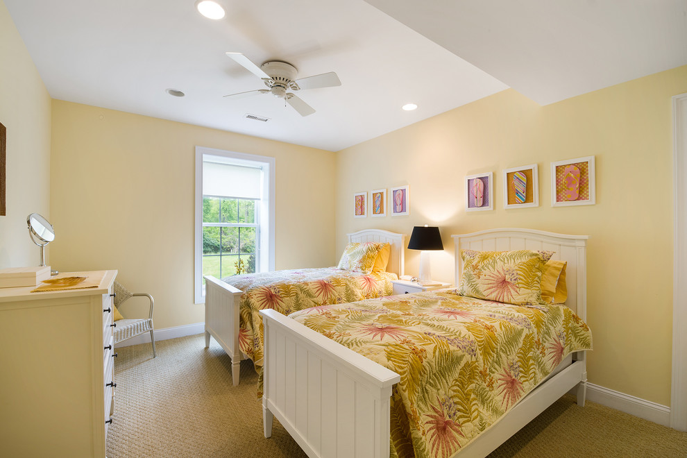 Cette photo montre une chambre d'enfant chic avec un mur jaune, moquette et un sol beige.