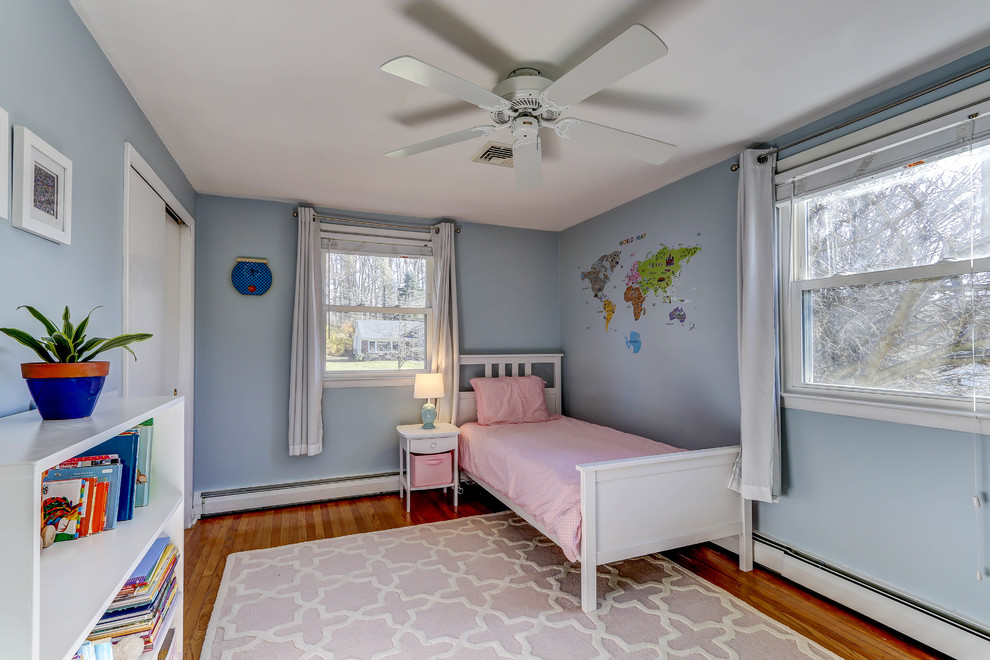 Kleines Klassisches Mädchenzimmer mit Schlafplatz, grauer Wandfarbe und braunem Holzboden in Philadelphia