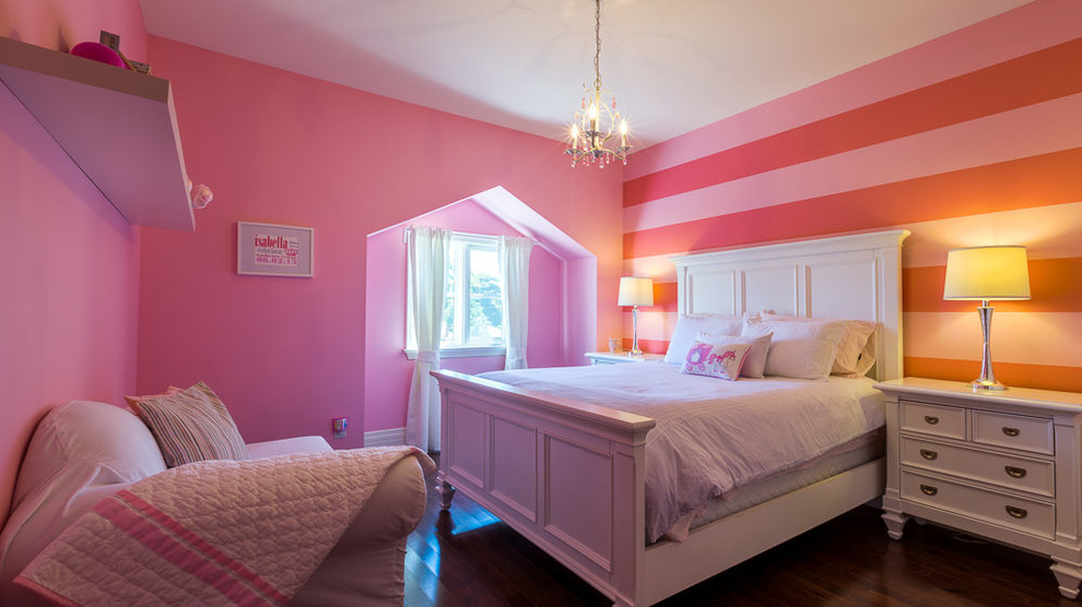 Großes Klassisches Mädchenzimmer mit Schlafplatz, rosa Wandfarbe und dunklem Holzboden in Toronto