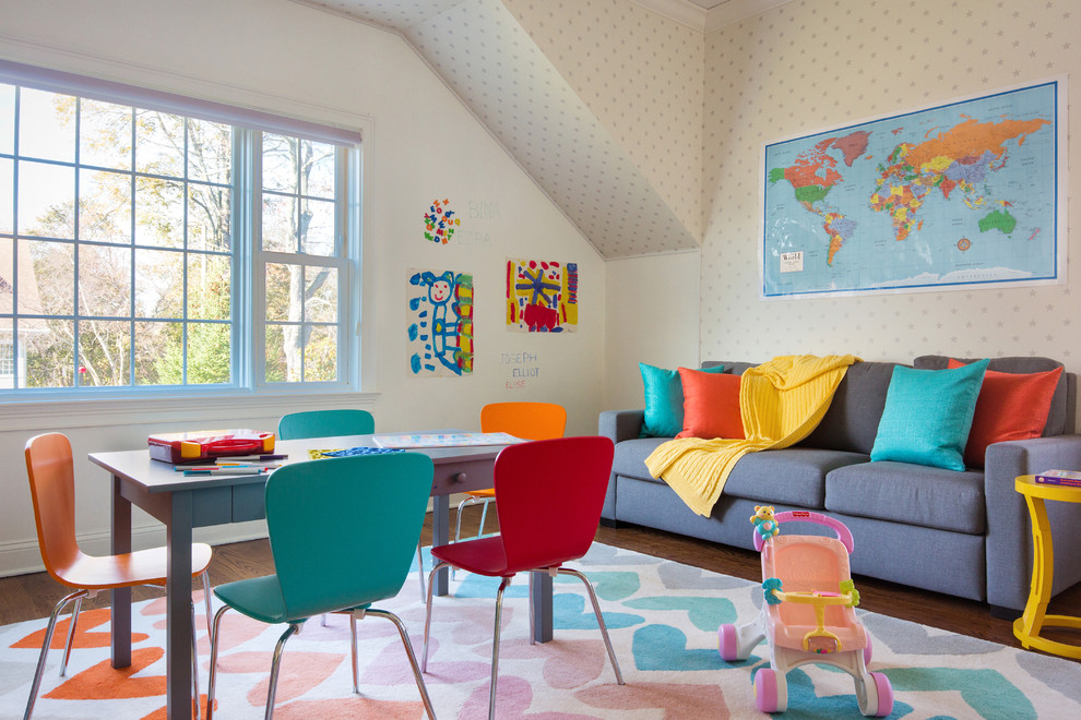Idéer för vintage barnrum kombinerat med lekrum, med vita väggar, mellanmörkt trägolv och brunt golv