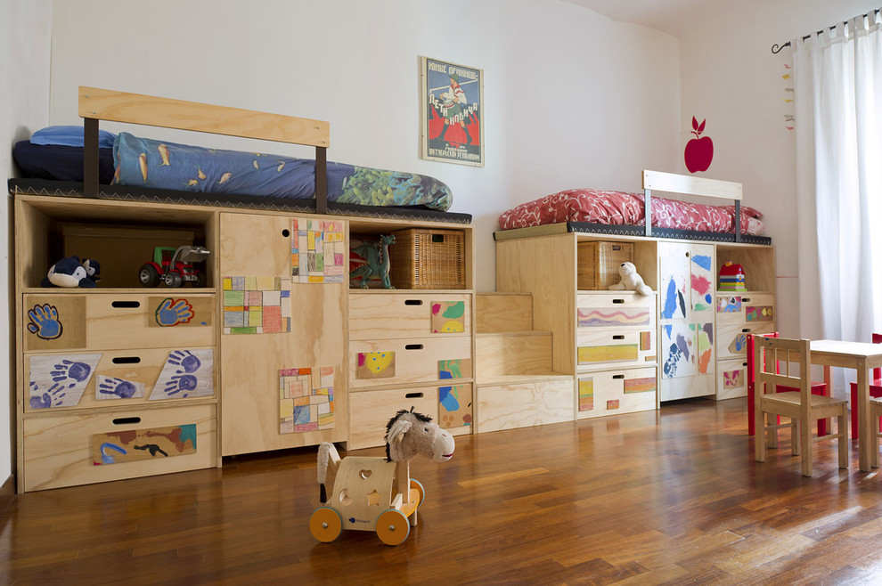 Modern inredning av ett litet könsneutralt barnrum kombinerat med sovrum och för 4-10-åringar, med vita väggar och mellanmörkt trägolv