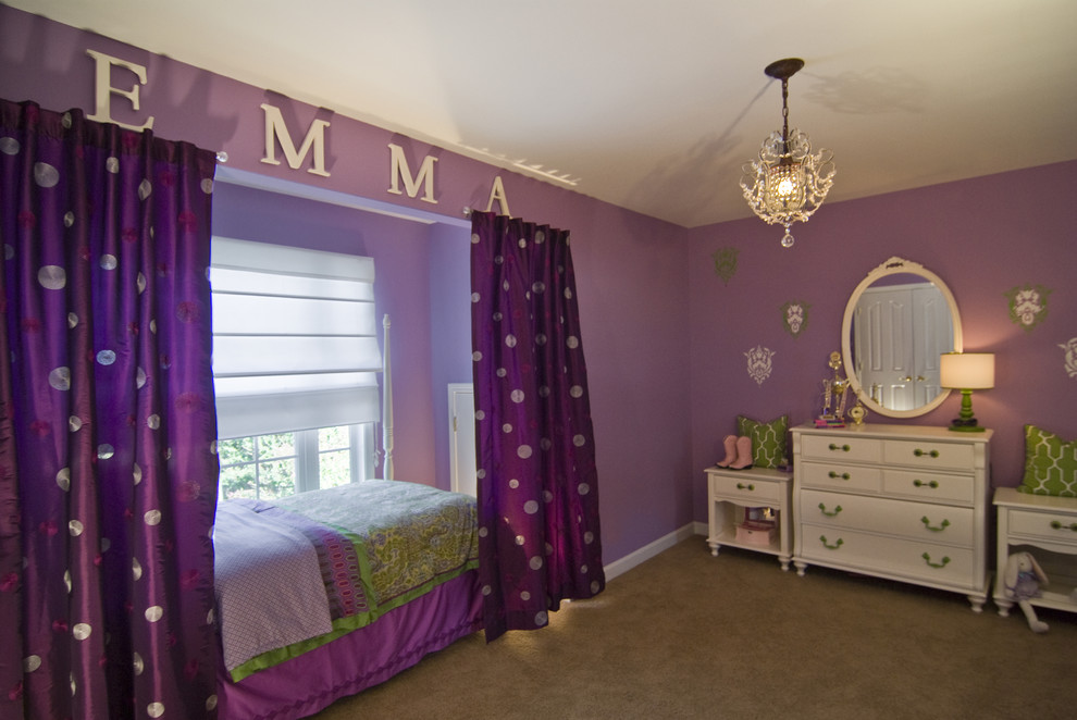 Idéer för ett stort eklektiskt flickrum kombinerat med sovrum och för 4-10-åringar, med lila väggar och heltäckningsmatta