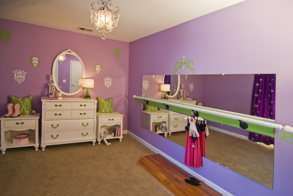 Idee per una grande cameretta per bambini da 4 a 10 anni eclettica con pareti viola e moquette