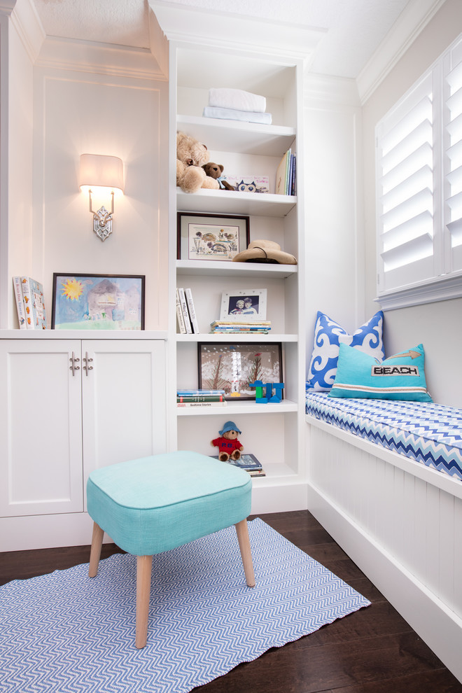 Exemple d'une chambre d'enfant de 4 à 10 ans bord de mer avec un mur blanc et parquet foncé.