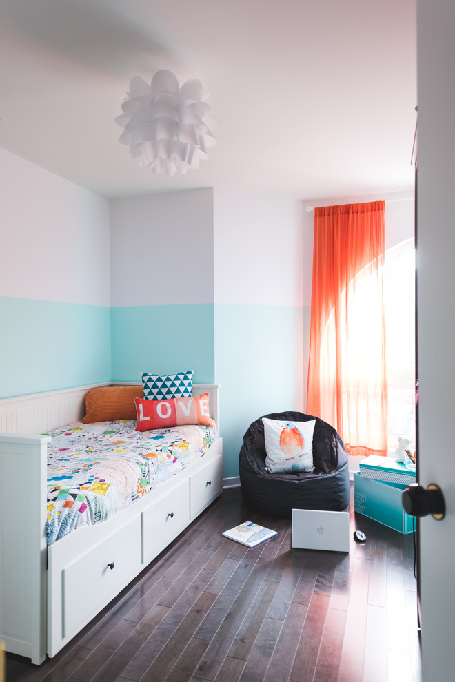 モントリオールにある低価格の中くらいなトランジショナルスタイルのおしゃれな子供部屋 (青い壁、濃色無垢フローリング、ティーン向け) の写真