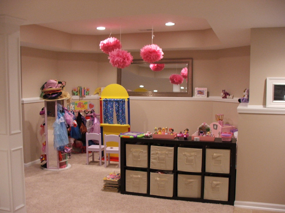 Foto de dormitorio infantil de 4 a 10 años clásico de tamaño medio con paredes beige y moqueta