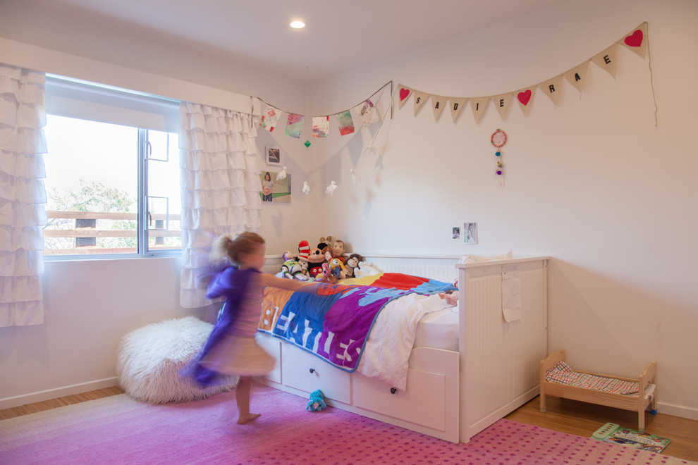 Imagen de dormitorio infantil de 1 a 3 años vintage con paredes blancas y suelo de madera clara