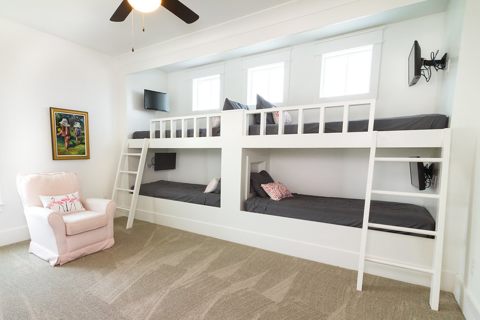 Идея дизайна: нейтральная детская среднего размера в морском стиле с спальным местом, белыми стенами, ковровым покрытием и бежевым полом для ребенка от 4 до 10 лет
