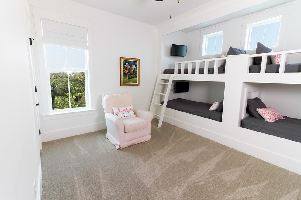 Foto på ett mellanstort maritimt könsneutralt barnrum kombinerat med sovrum och för 4-10-åringar, med vita väggar, heltäckningsmatta och beiget golv