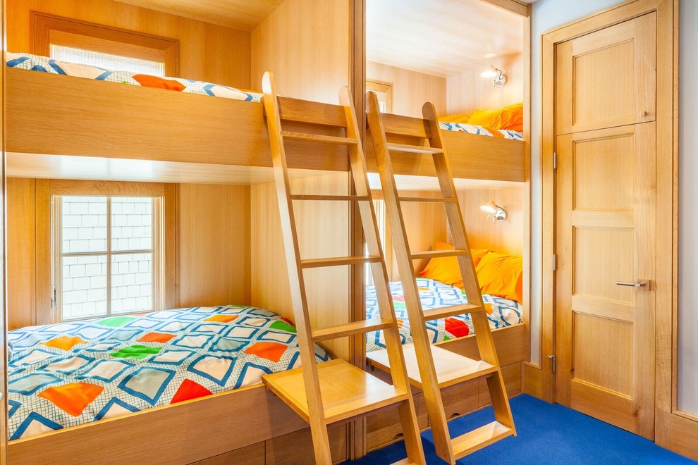 Foto på ett maritimt könsneutralt barnrum kombinerat med sovrum och för 4-10-åringar, med heltäckningsmatta och blått golv