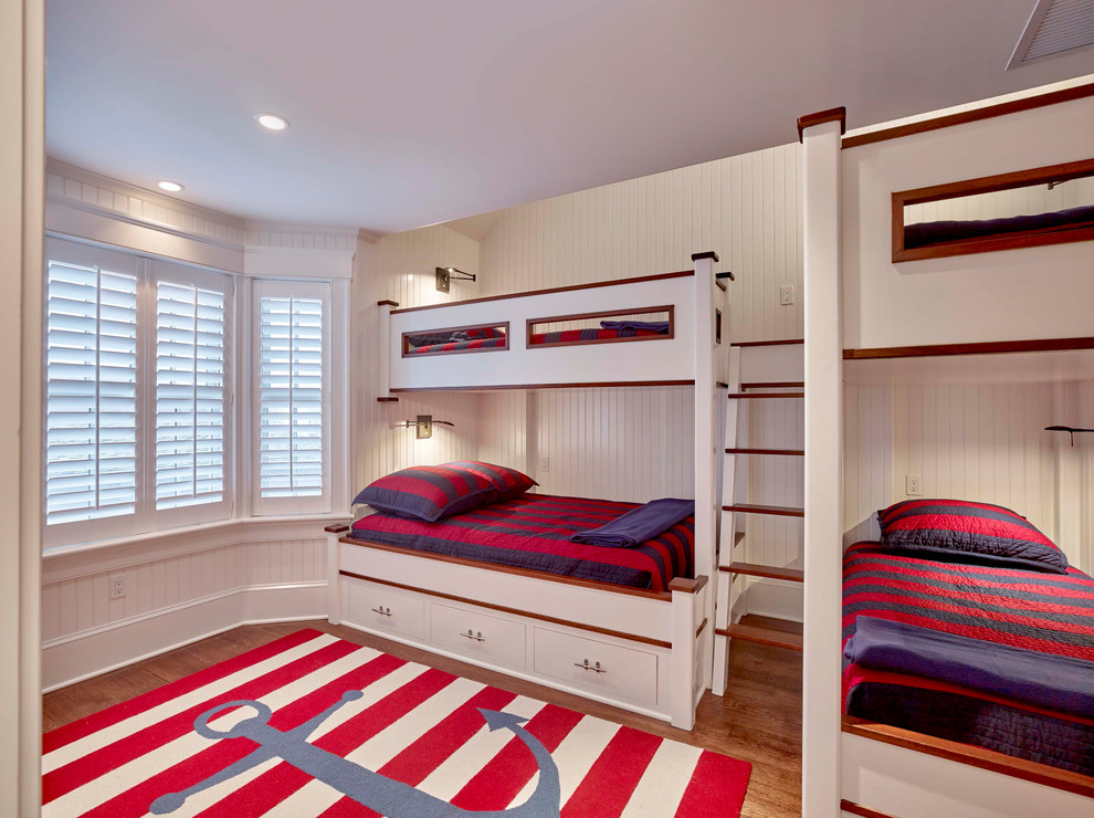 Bild på ett mellanstort maritimt pojkrum kombinerat med sovrum och för 4-10-åringar, med vita väggar, mellanmörkt trägolv och brunt golv