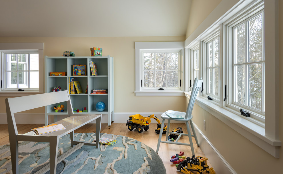 Mittelgroßes, Neutrales Klassisches Kinderzimmer mit Spielecke, gelber Wandfarbe und braunem Holzboden in Portland Maine