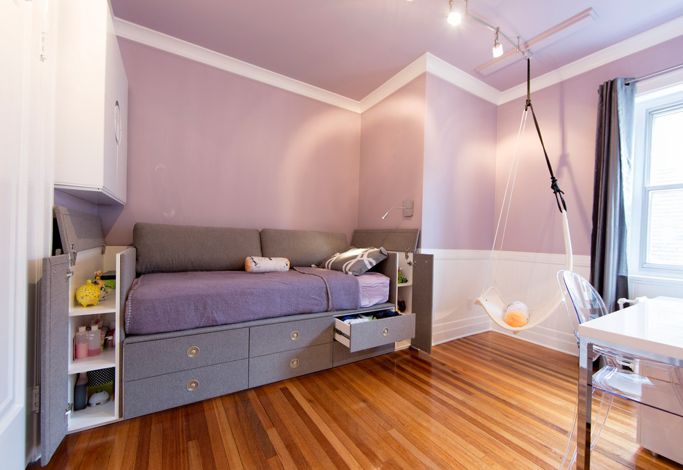 Ispirazione per una cameretta per bambini contemporanea con pareti viola e pavimento in legno massello medio