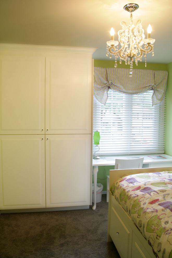 Inredning av ett klassiskt mellanstort flickrum kombinerat med sovrum och för 4-10-åringar, med gröna väggar