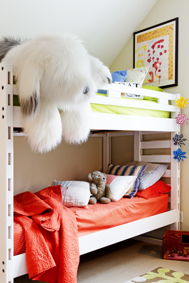 Aménagement d'une chambre d'enfant campagne avec un mur beige, moquette et un lit superposé.