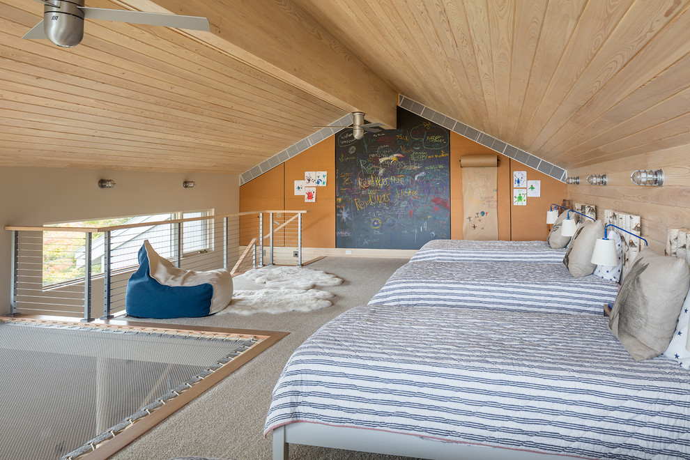 Стильный дизайн: нейтральная детская в современном стиле с спальным местом, бежевыми стенами, ковровым покрытием и бежевым полом для ребенка от 4 до 10 лет - последний тренд